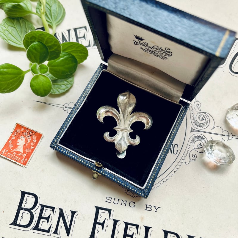 ○o-144/メタル製 フルール・ド・リスの紋章パーツ | PISKEY -イギリス