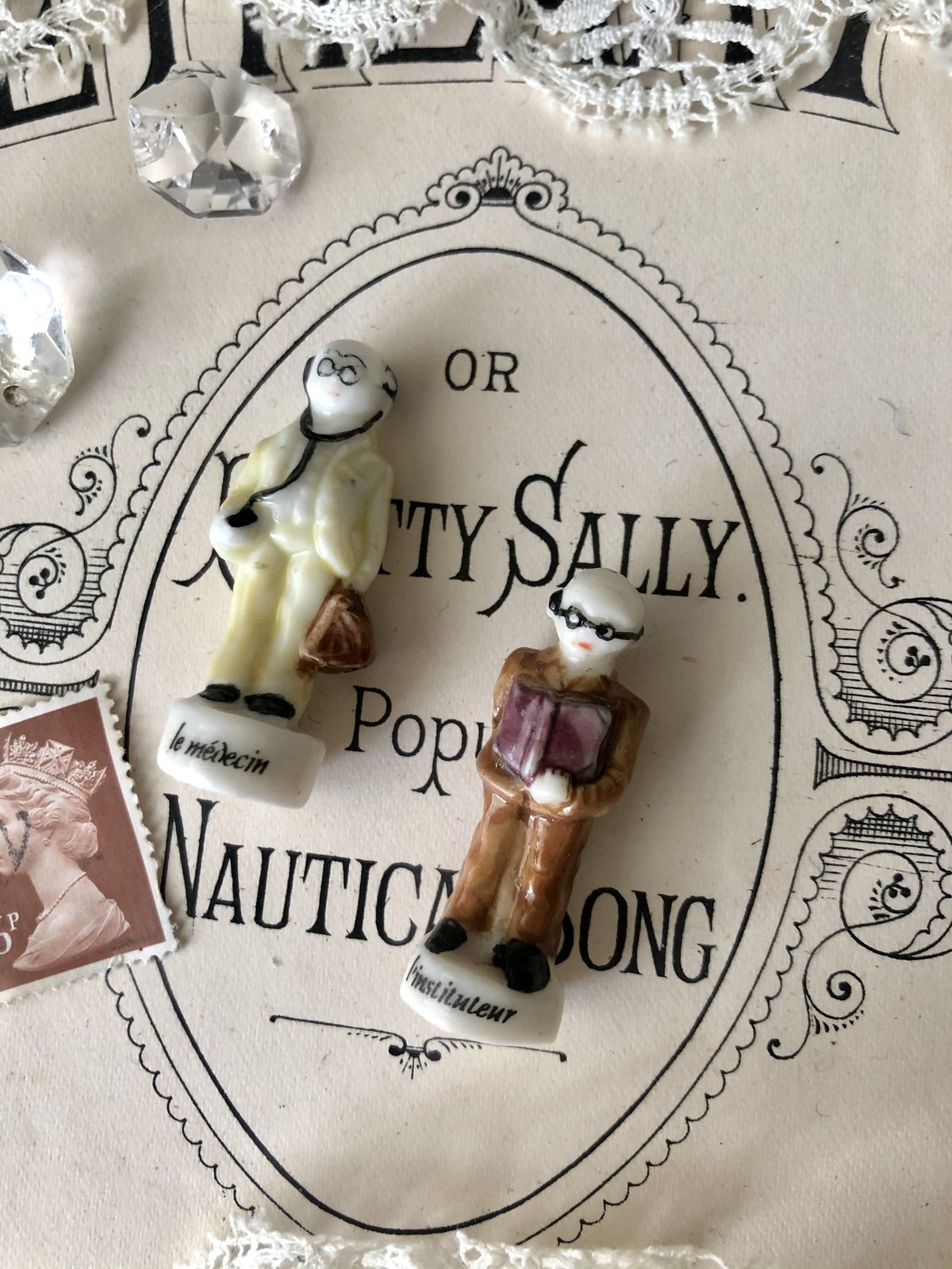 医者がレントゲンをにらむ・陶器製置物☆ヨーロッパで購入！