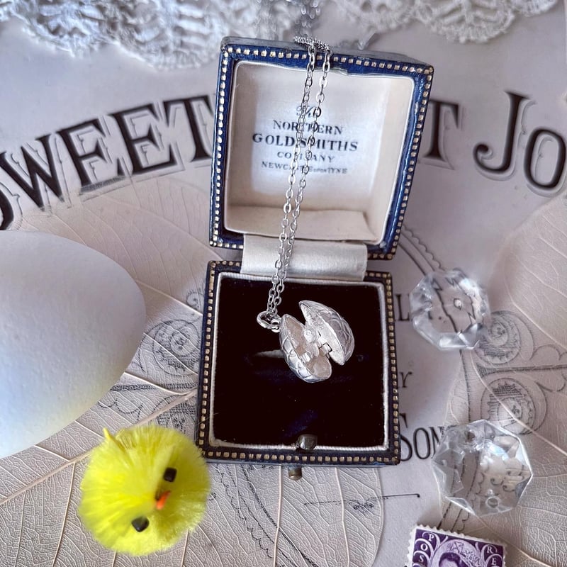 ○ab-336/シルバー製たまご型チャーム 仕掛け付き | PISKEY -イギリス