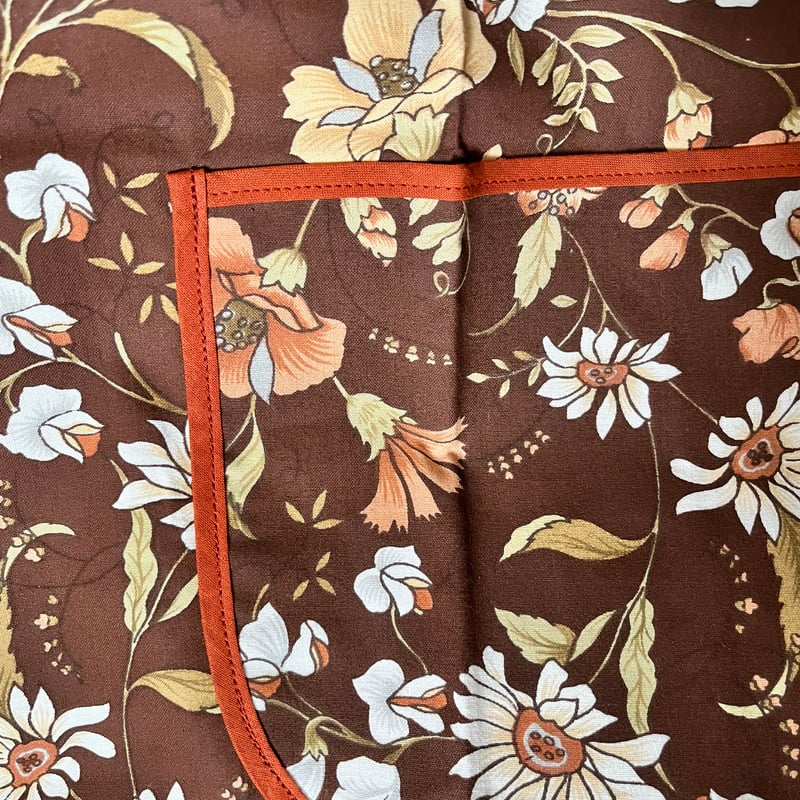 ○l-102/タグ付きブラウンの花柄エプロン | PISKEY -イギリスのふるい