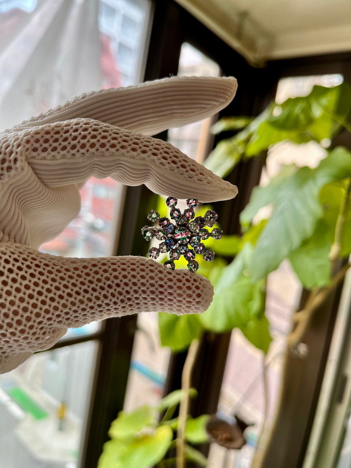 英国ヴィンテージ アイリスガラスのオーバルブローチ アイリスガラスの一粒ブローチ イギリスヴィンテージ | IgnAPoat