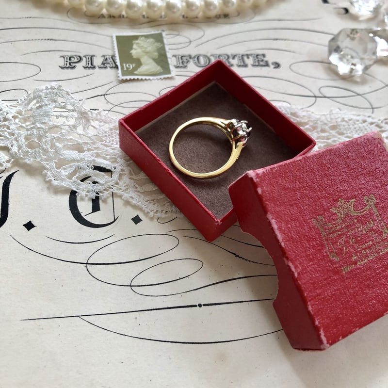 ○h-10/王冠と金文字入りの赤いジュエリーボックス | PISKEY