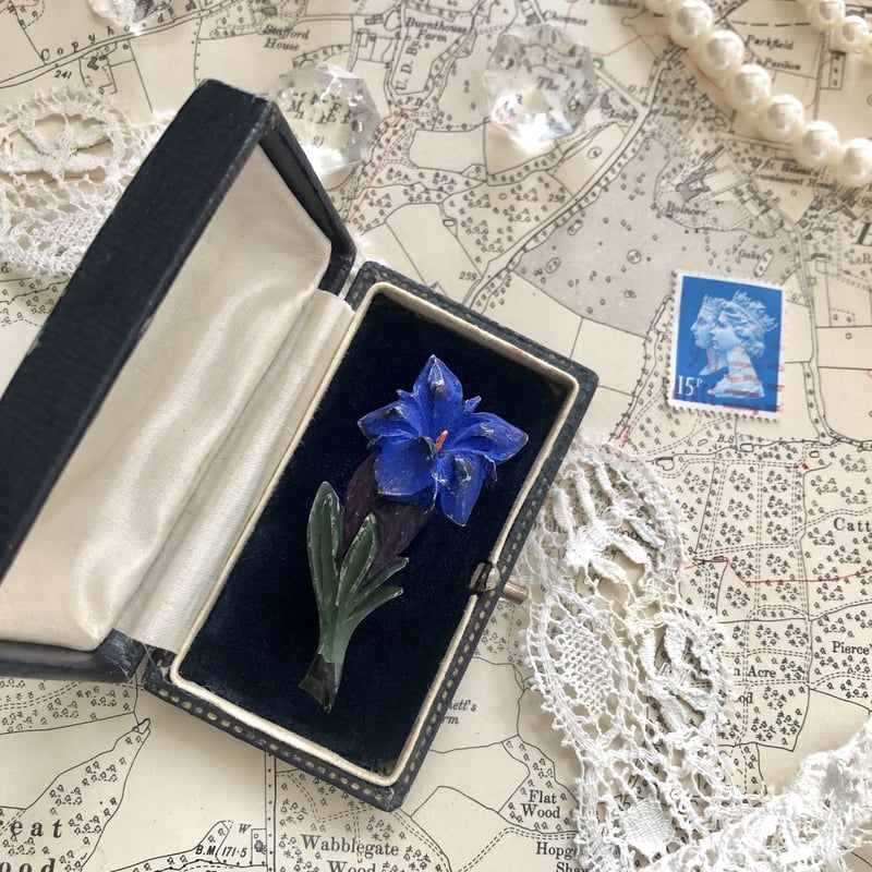 ○ab-26/手彫りのリンドウのブローチ | PISKEY -イギリスのふるいもの