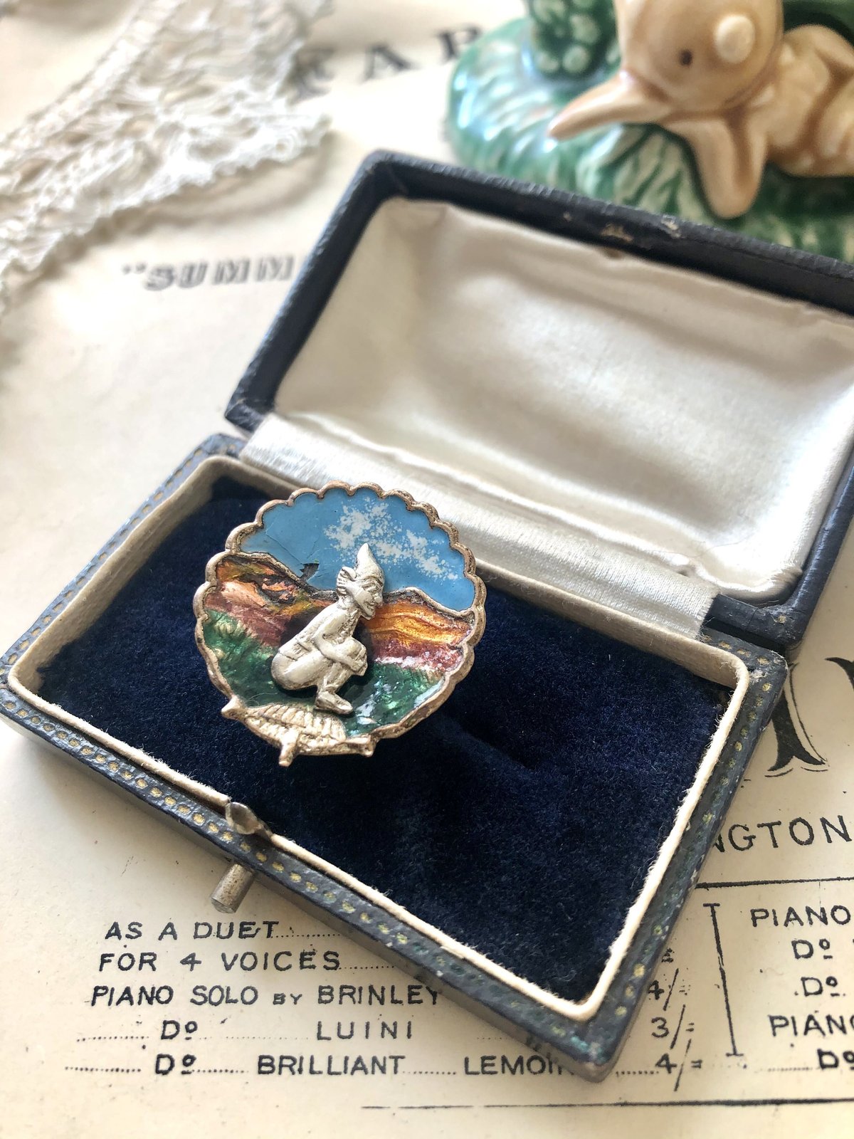 ○pa-1/妖精ピスキーの手描きのエナメルブローチ 右向き | PISKEY