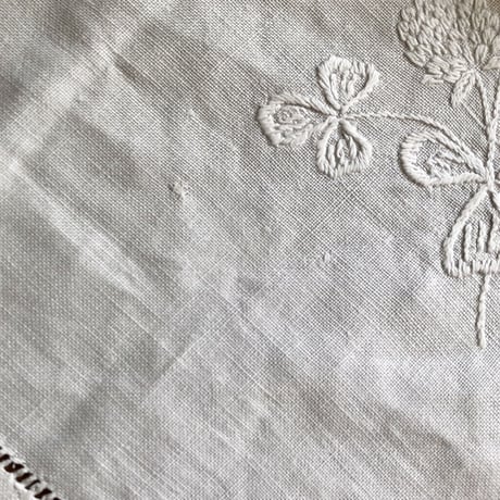 ●ｌ-18/シロツメクサの手刺繍のテーブルクロス