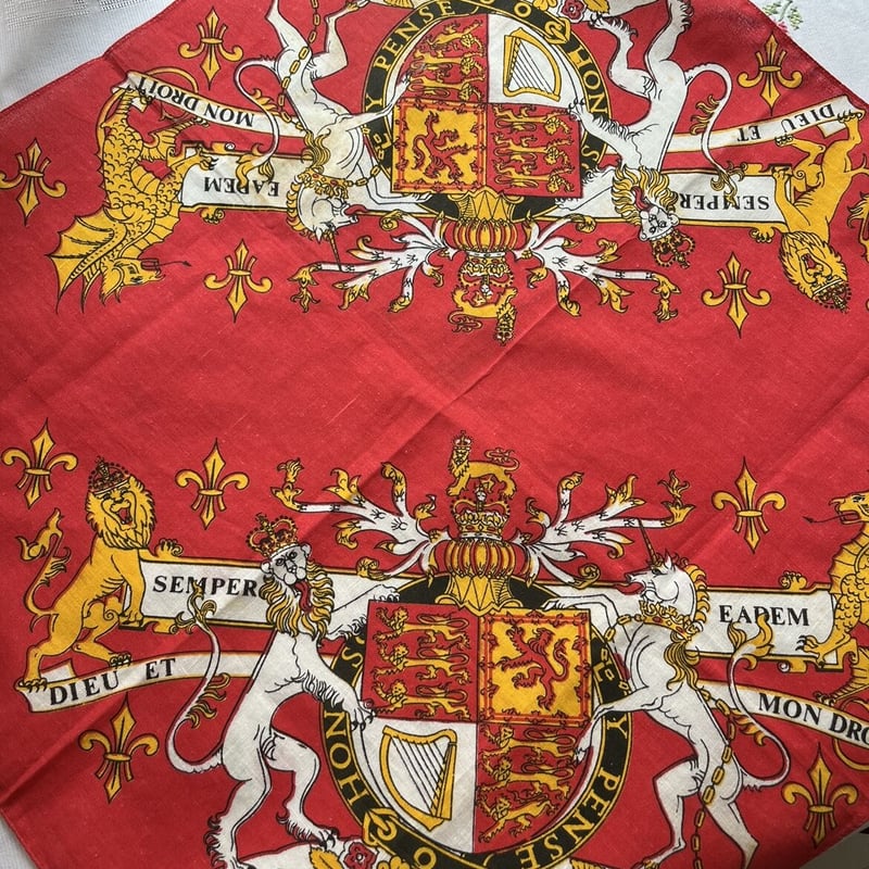 イギリス 王室 紋章 DLEU ET MON DROIT 大判 ストール イギリスの王室紋章。チャールズ国王の暗号から、新しい簡略化された