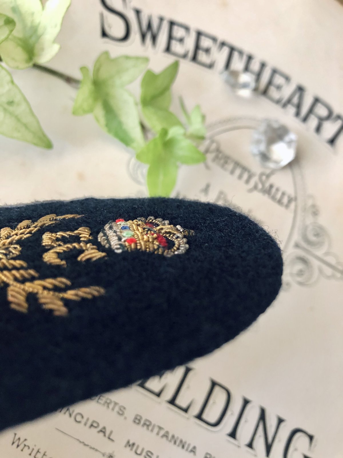 ○ab-146/金糸刺繍 英国王の王冠と月桂樹のエンブレム | PISKEY