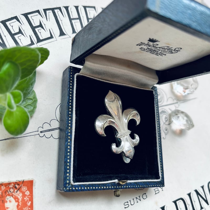 ○o-144/メタル製 フルール・ド・リスの紋章パーツ | PISKEY -イギリス