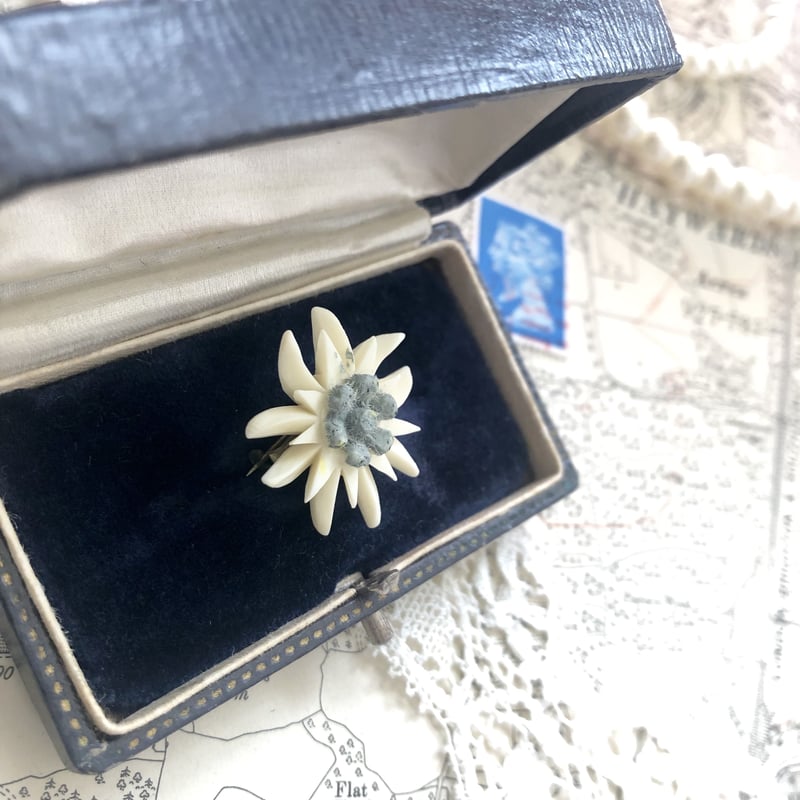 ○ab-24/手彫りのエーデルワイスのブローチ | PISKEY -イギリス