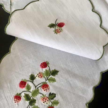 ●ｌ-53/いちごの手刺繍のリネン/ブレッドウォーマー