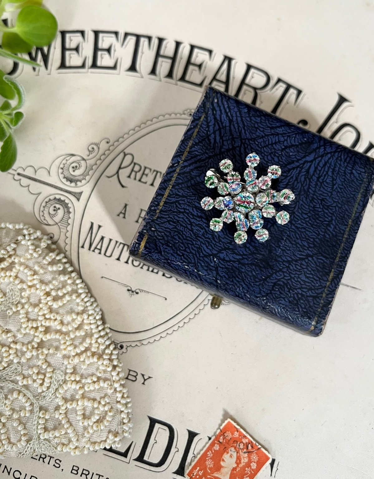 英国ヴィンテージ アイリスガラスのオーバルブローチ アイリスガラスの一粒ブローチ イギリスヴィンテージ | IgnAPoat