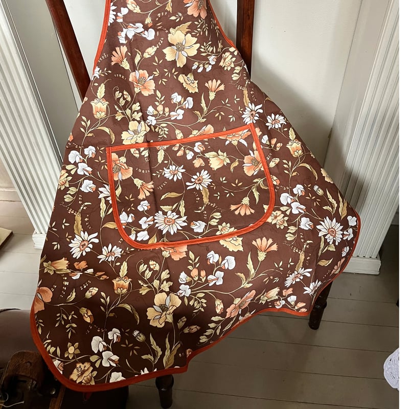 ○l-102/タグ付きブラウンの花柄エプロン | PISKEY -イギリスのふるい