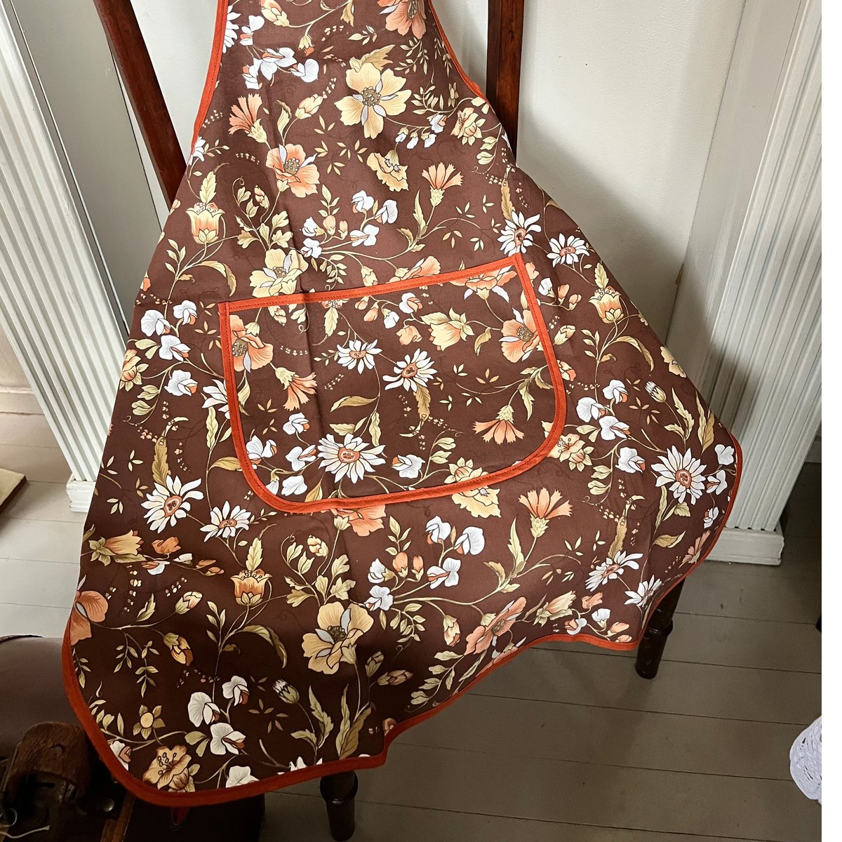 ○l-102/タグ付きブラウンの花柄エプロン | PISKEY -イギリスのふるい