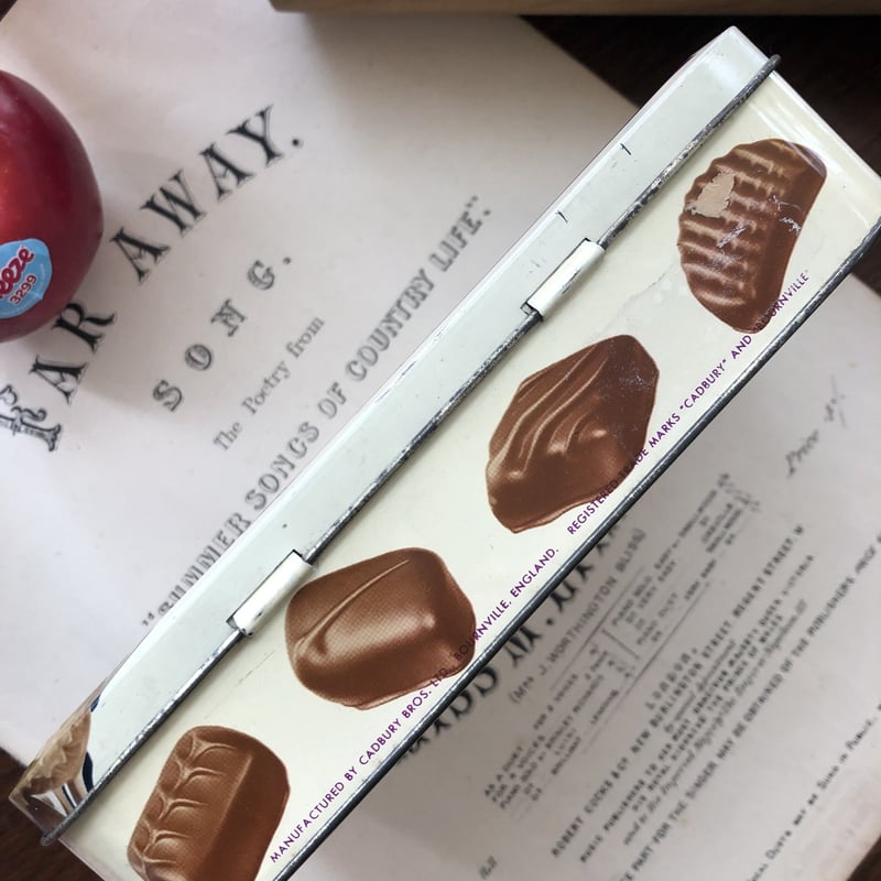 ナオナオチョコ様おまとめ専用です。イマン　オードリーピンクホーロートラッシュ缶 ○o-21/CADBURYS チョコレート缶 | PISKEY -イギリスのふるい