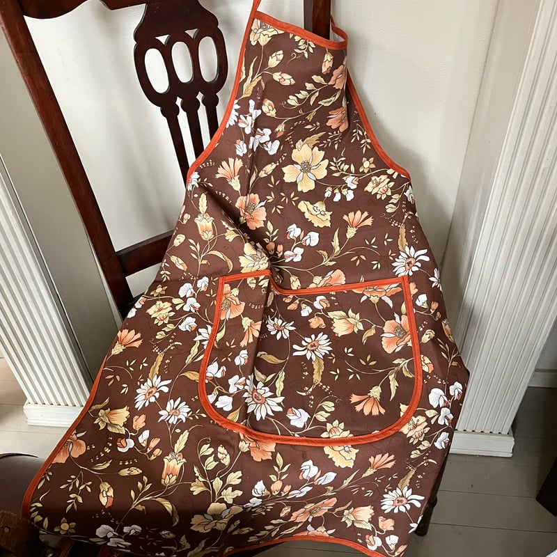○l-102/タグ付きブラウンの花柄エプロン | PISKEY -イギリスのふるい