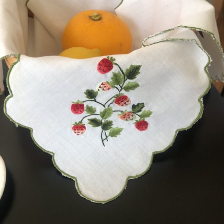 ●ｌ-53/いちごの手刺繍のリネン/ブレッドウォーマー