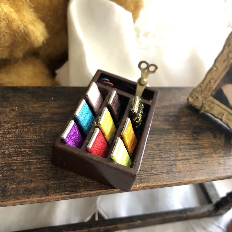 可愛い小さめイギリスアンティーク裁縫セットビスクドールのお持たせにも 可愛い小さめイギリスアンティーク裁縫セットビスクドールのお