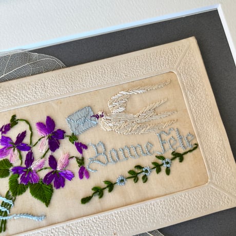 ●pg-60/1918年サイン入り 刺繍製すみれと小鳥、勿忘草のポストカード