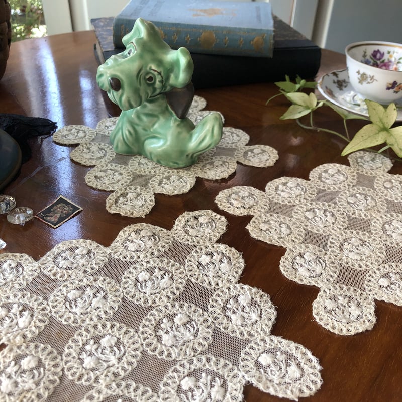 ○l-56/手刺繍のフラワーモチーフのドイリー | PISKEY -イギリスの