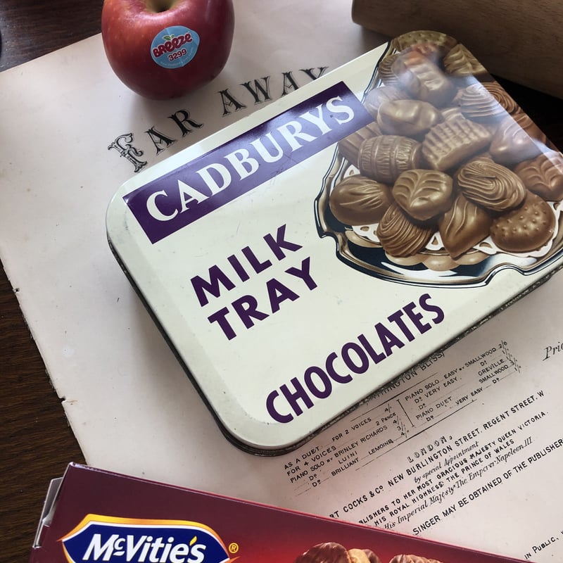 ○o-21/CADBURYS チョコレート缶 | PISKEY -イギリスのふるい ○o-21/CADBURYS チョコレート缶 | PISKEY -イギリスのふるい
