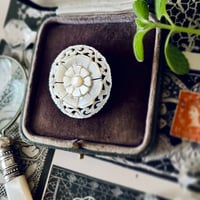 ●ab-432/ベツレヘムパール 花びらの重なるフラワーブローチ