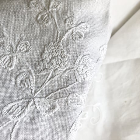 ●ｌ-18/シロツメクサの手刺繍のテーブルクロス