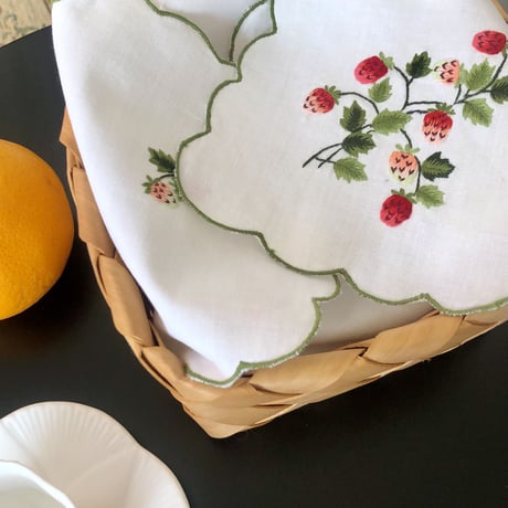 ●ｌ-53/いちごの手刺繍のリネン/ブレッドウォーマー