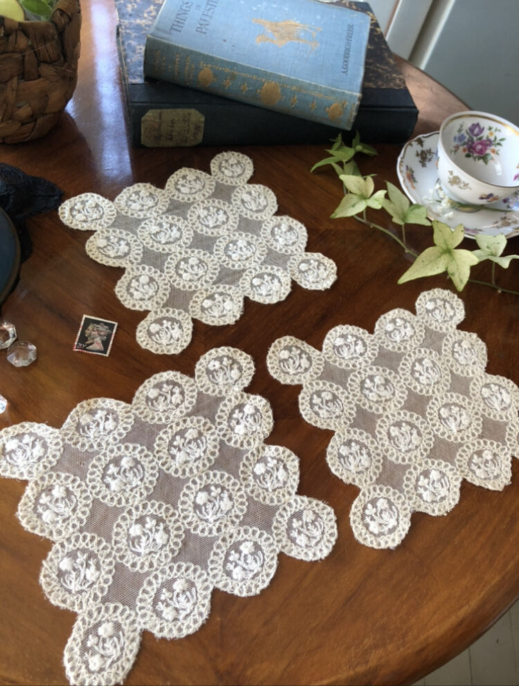 ○l-56/手刺繍のフラワーモチーフのドイリー | PISKEY -イギリスの