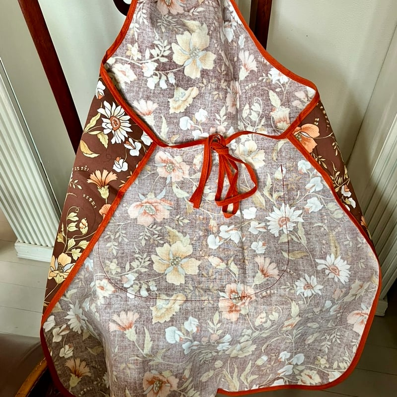 ○l-102/タグ付きブラウンの花柄エプロン | PISKEY -イギリスのふるい