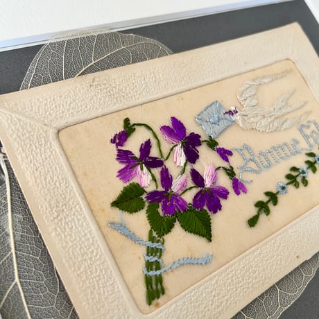 ●pg-60/1918年サイン入り 刺繍製すみれと小鳥、勿忘草のポストカード