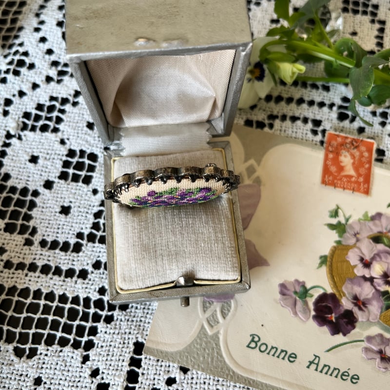 ○ab-458/プチポワン すみれの刺繍のブローチ | PISKEY