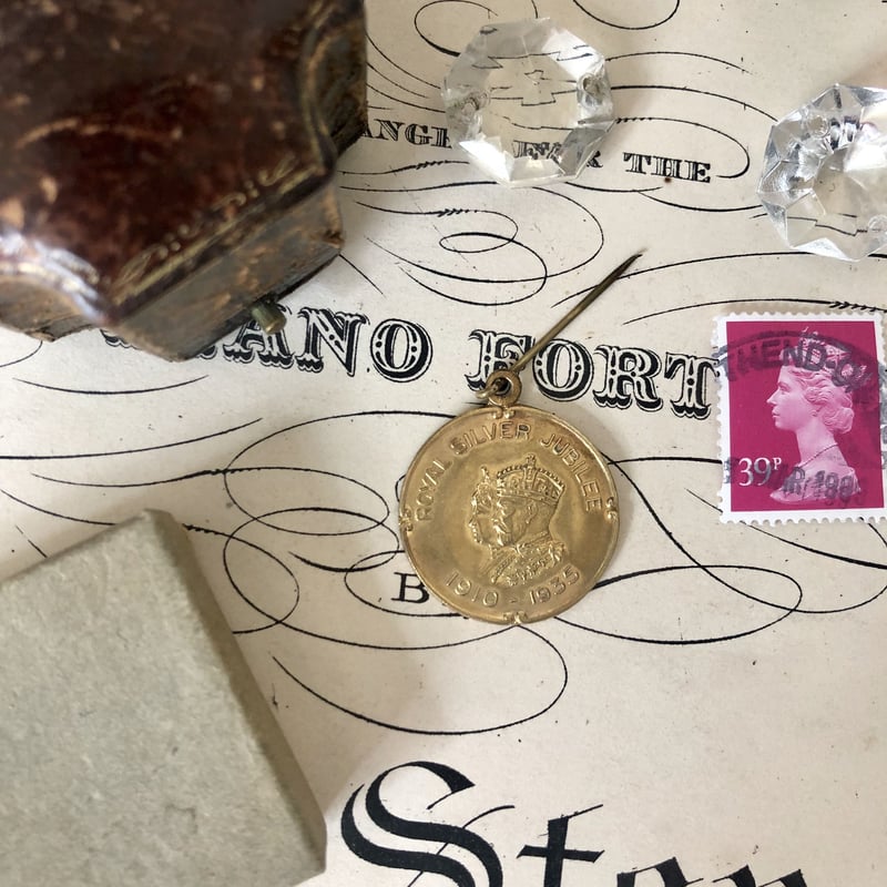 ○r-10/BOX付 1935年ジョージ5世の在位25周年記念ピンブローチ/メダル