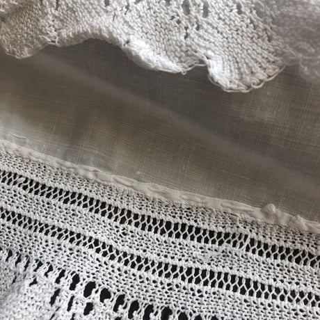 ●l-10/  手刺繍 蝶とフラワーのホワイトワーク 　レース付きオーバル型マット