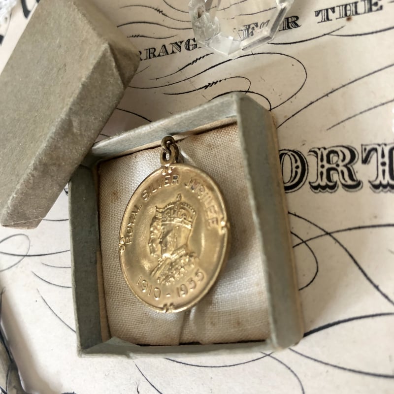 ○r-10/BOX付 1935年ジョージ5世の在位25周年記念ピンブローチ/メダル