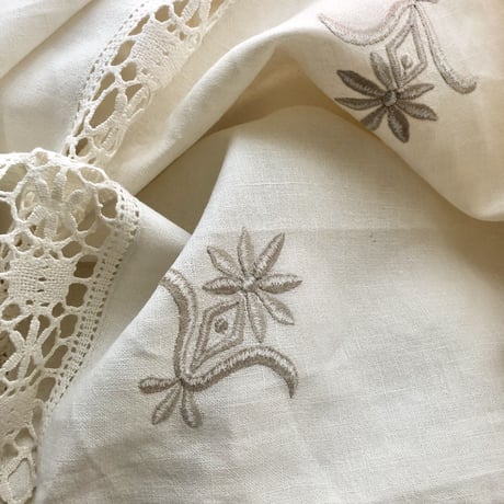 ●ｌ-37/クロッシェレースと刺繍のポイント入り特大サイズのテーブルクロス