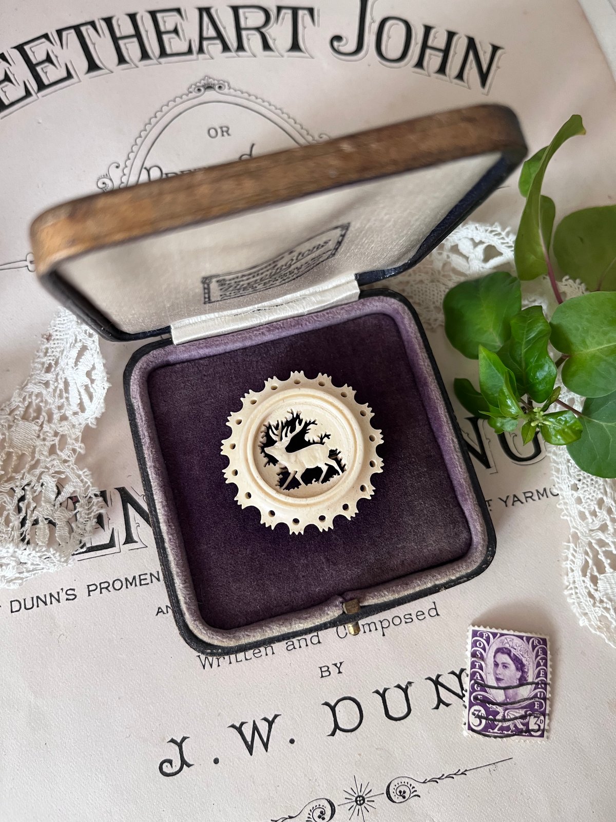 ○ab-294/ボーン製手彫りの鹿のブローチ | PISKEY -イギリスのふるい