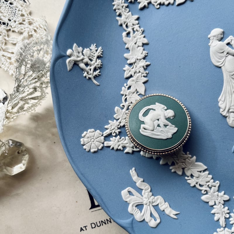 ○ab-197/ウェッジウッド ジャスパー ケース入り天使のブローチ