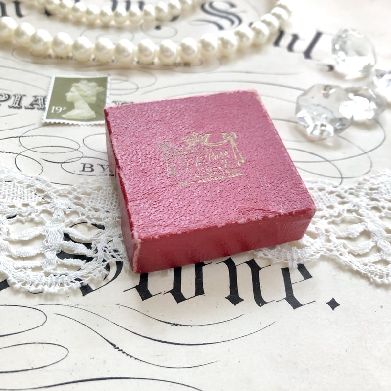 ○h-10/王冠と金文字入りの赤いジュエリーボックス | PISKEY