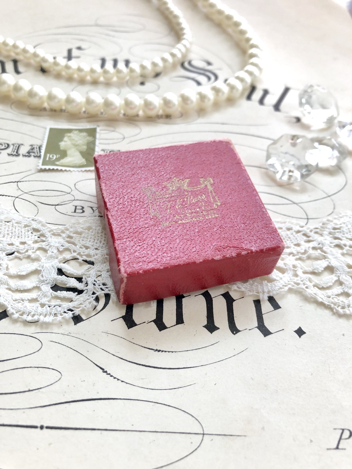 ○h-10/王冠と金文字入りの赤いジュエリーボックス | PISKEY