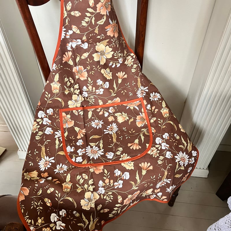 ○l-102/タグ付きブラウンの花柄エプロン | PISKEY -イギリスのふるい