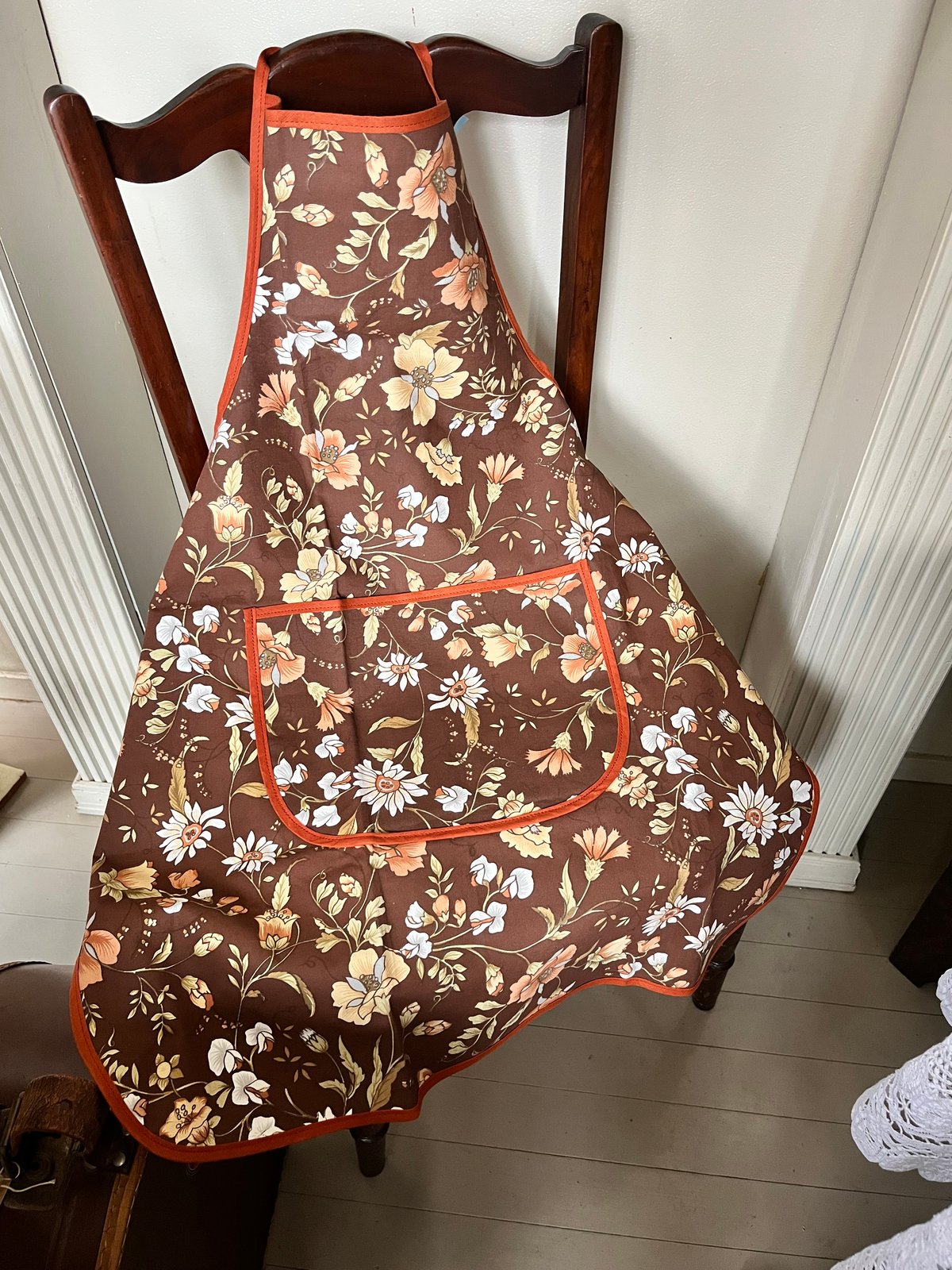 ○l-102/タグ付きブラウンの花柄エプロン | PISKEY -イギリスのふるい