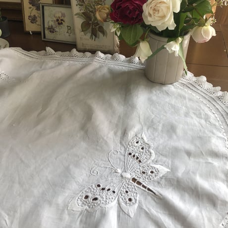 ●l-10/  手刺繍 蝶とフラワーのホワイトワーク 　レース付きオーバル型マット