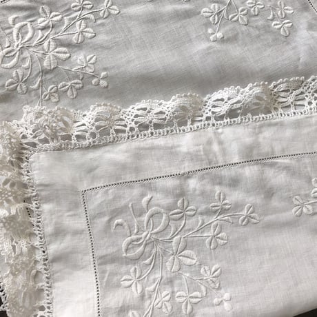 ●l-8/手刺繍　シャムロック（クローバー）とリボンのホワイトワークの大判マット