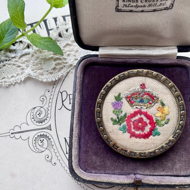 ○r-33/1936年 手刺繍 戴冠記念のブローチ | PISKEY -イギリスの ○r-33/1936年 手刺繍 戴冠記念のブローチ | PISKEY -イギリスの
