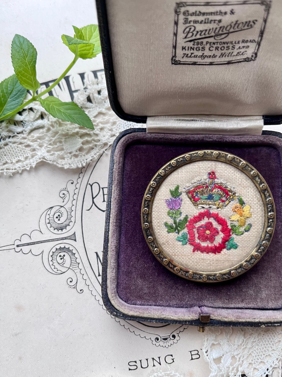 ○r-33/1936年 手刺繍 戴冠記念のブローチ | PISKEY -イギリスの ○r-33/1936年 手刺繍 戴冠記念のブローチ | PISKEY -イギリスの