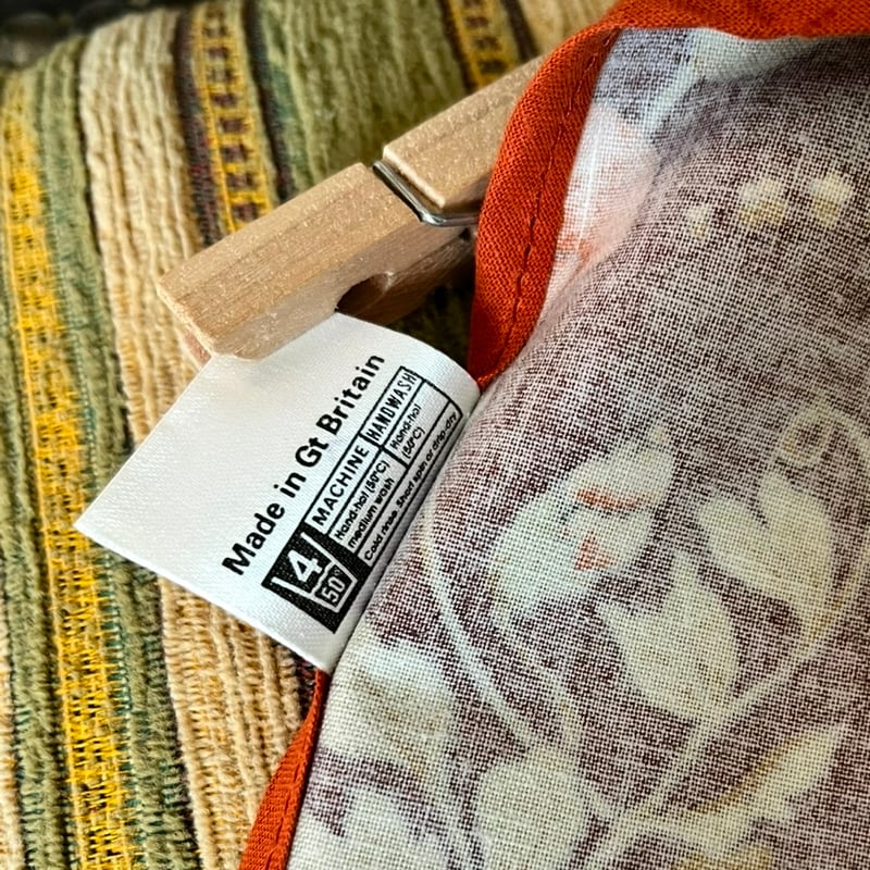 ○l-102/タグ付きブラウンの花柄エプロン | PISKEY -イギリスのふるい