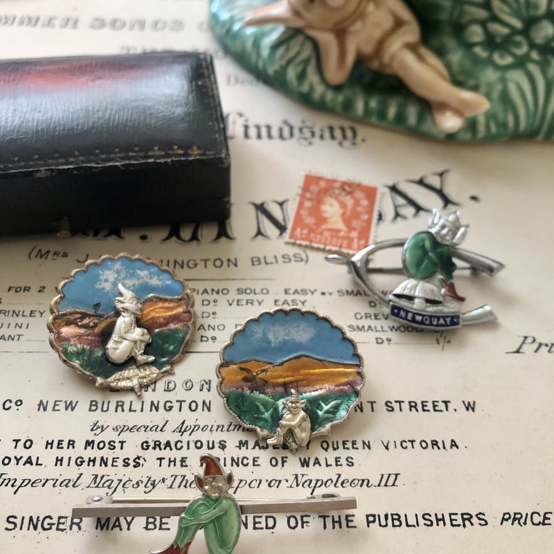 ⬇️【希少】　アンティーク エナメル手書き　ブローチ ○pa-1/妖精ピスキーの手描きのエナメルブローチ 右向き