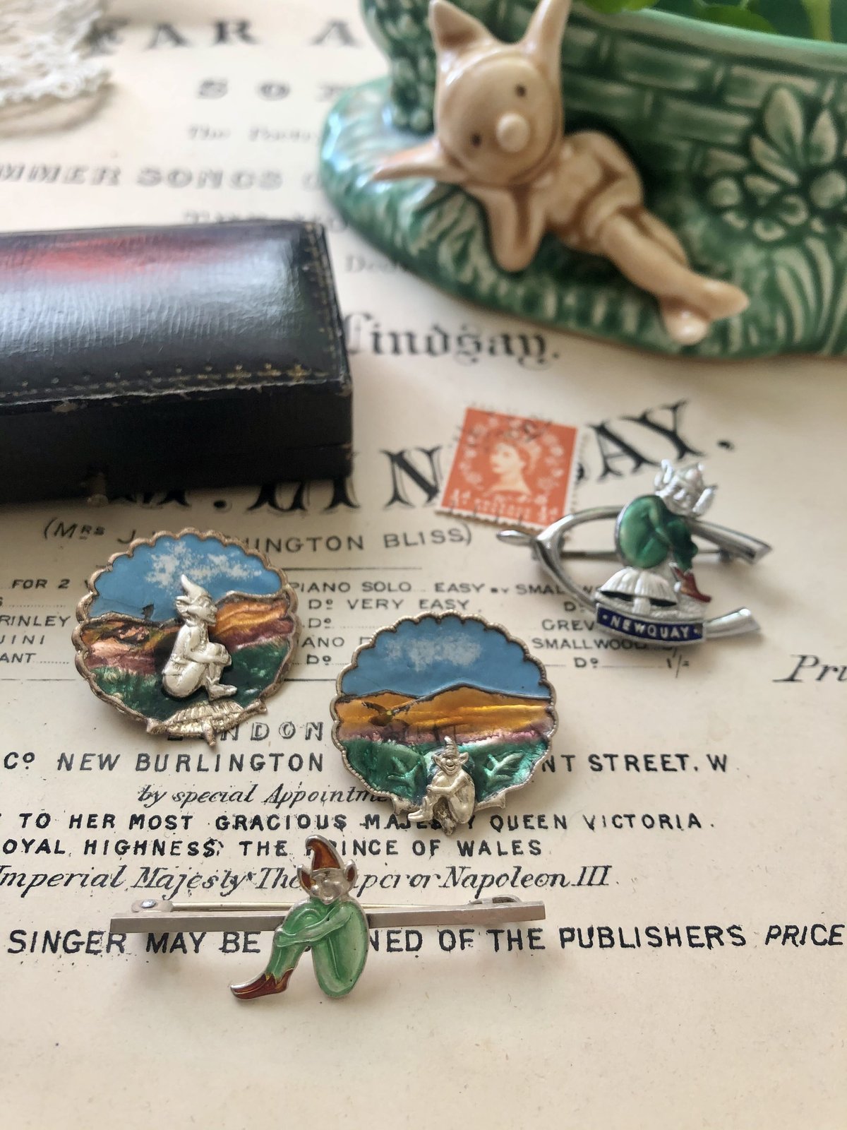 ○pa-1/妖精ピスキーの手描きのエナメルブローチ 右向き