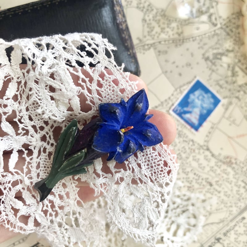 ○ab-26/手彫りのリンドウのブローチ | PISKEY -イギリスのふるいもの