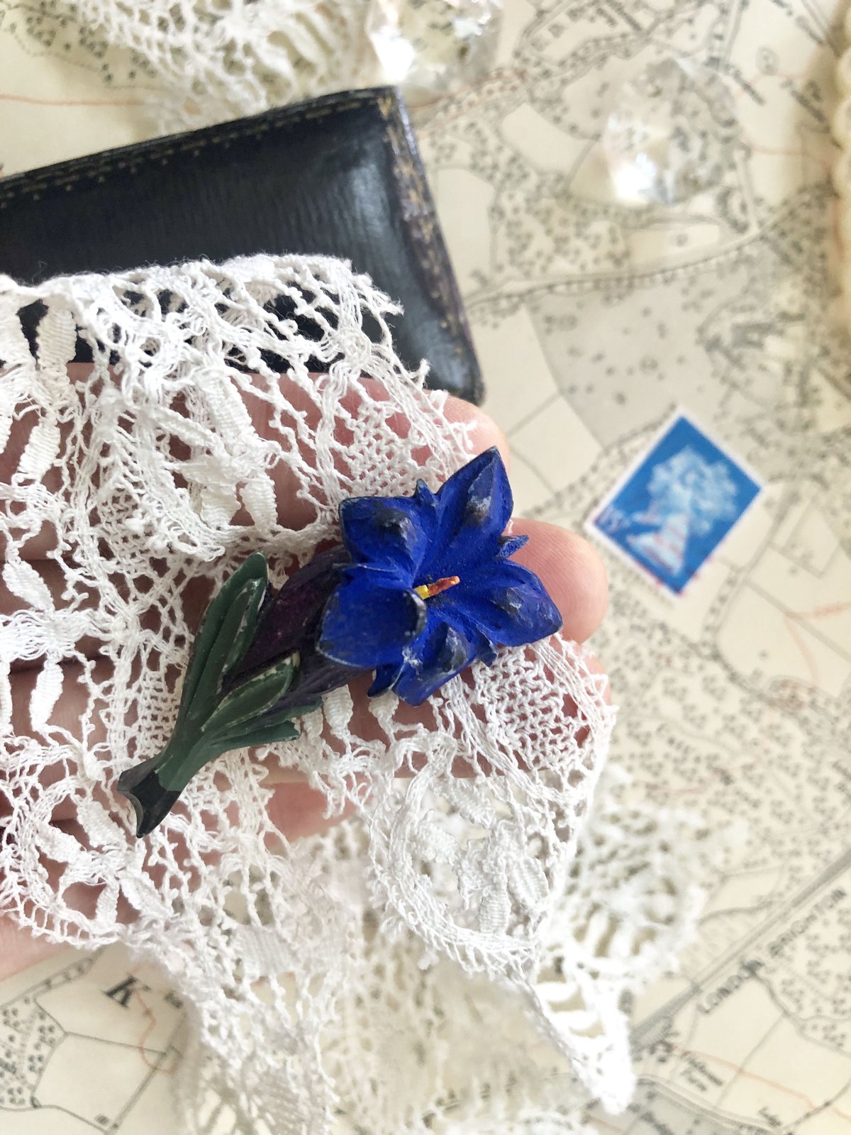 ○ab-26/手彫りのリンドウのブローチ | PISKEY -イギリスのふるいもの